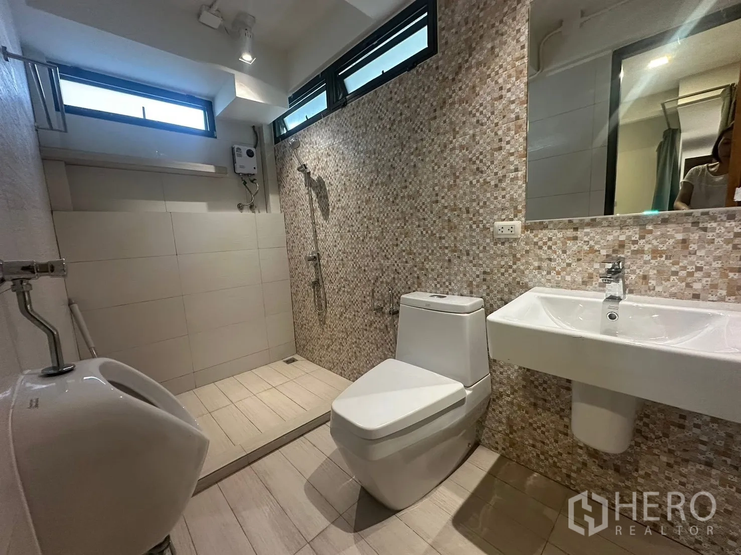 บ้าน for rent in Watthana, Bangkok - ห้องน้ำกระเบื้องโมเสก มีฝักบัววอล์กอิน อ่างล้างหน้า โถสุขภัณฑ์ และโถปัสสาวะชาย