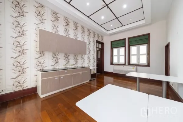 พื้นที่ขายปลีก ให้เช่าในBang Rak, Bangkok - ห้องภายในสว่าง พื้นไม้ ผนังลายดอก และหน้าต่างบานใหญ่