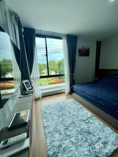 ทาวน์เฮาส์ ให้เช่า - ห้องนอนมาสเตอร์พร้อมหน้าต่างสูงจรดพื้นและวิวระเบียงสวน