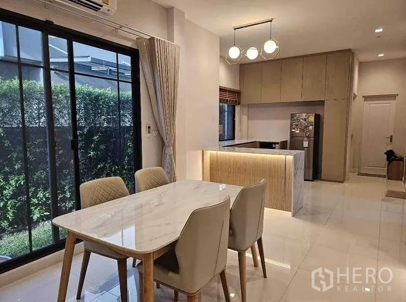 บ้าน ขายในBang Kruai, Nonthaburi - มุมทานอาหารแบบโอเพ่นแพลน ติดประตูกระจกบานเลื่อน เชื่อมต่อครัวมีไอแลนด์