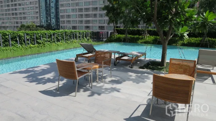 คอนโด ให้เช่าหรือขายในWatthana, Bangkok - สระว่ายน้ำกลางแจ้งพร้อมเก้าอี้อาบแดด ต้นไม้ และวิวเมืองในคอนโด