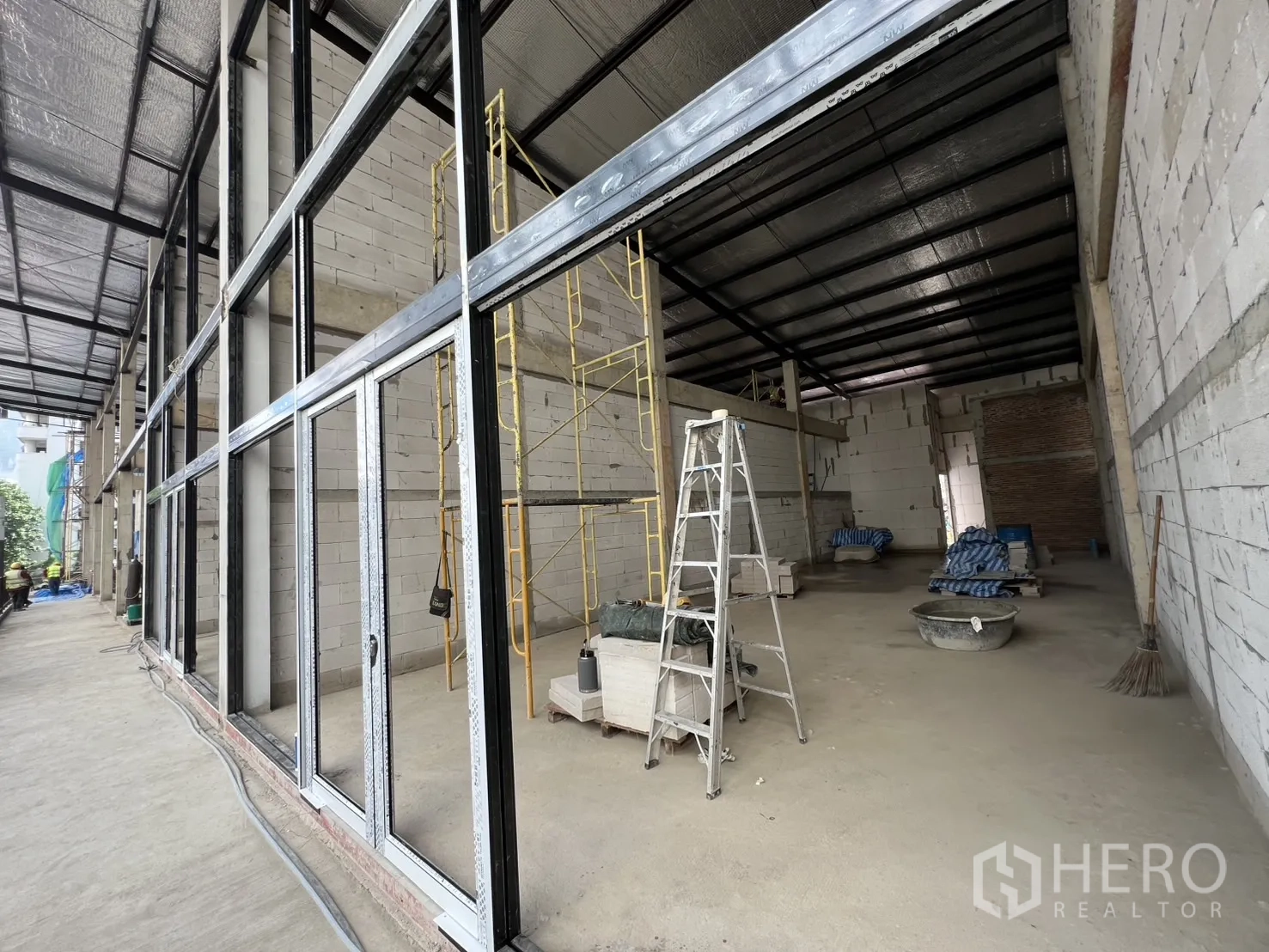 พื้นที่ขายปลีก ให้เช่าในKhlong Toei, Bangkok - พื้นที่ก่อสร้างกว้าง มีบันไดและวัสดุอุปกรณ์