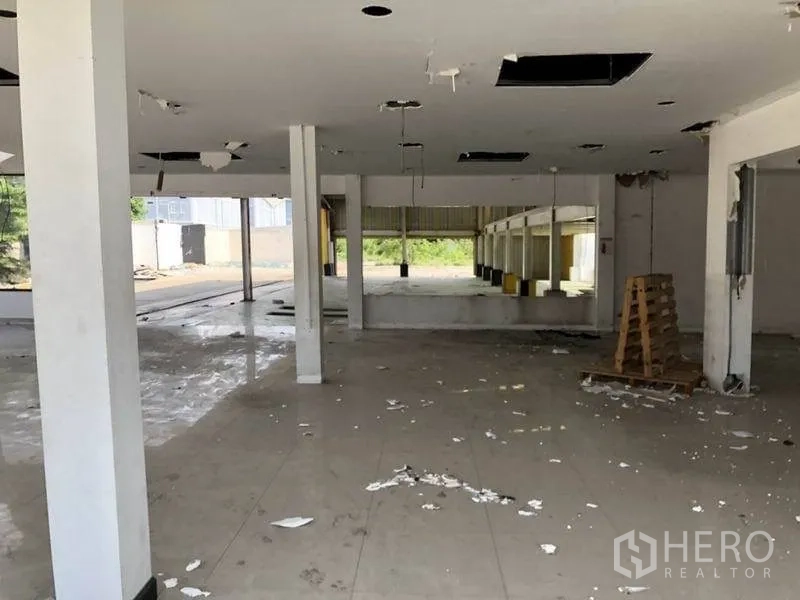 Retail Space for rent in Khlong Luang, Pathum Thani - Spacious interior hall leading toward a covered loading area with tiled floors and natural light.