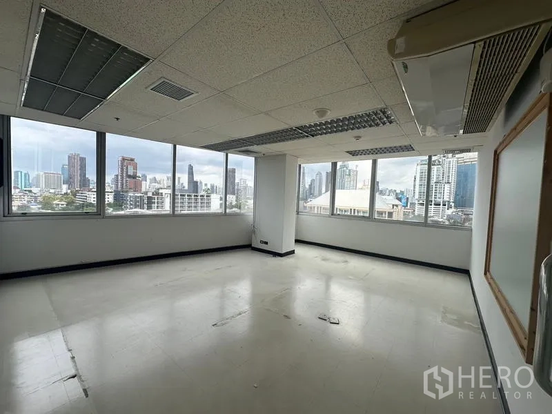 สำนักงาน ให้เช่า - ห้องมุมพร้อมวิวเมืองกว้างจากหน้าต่างหลายบานและไฟเพดานแบบแขวน