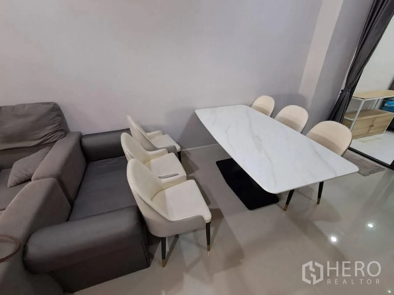 联排别墅 for rent in Bang Kapi, Bangkok - 餐区配白色大理石台面餐桌与软包椅子。