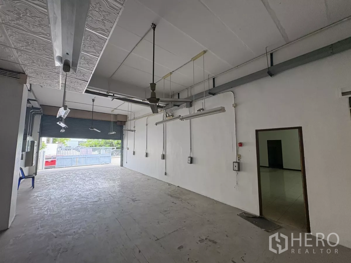 คลังสินค้า ให้เช่าในBang Phli, Samut Prakan - ประตูโหลดสินค้าเปิดสู่ลานด้านหน้า พร้อมห้องข้างเคียงและระบบไฟ