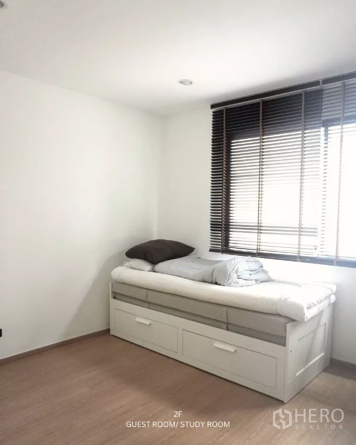 ทาวน์เฮาส์ ให้เช่าในSuan Luang, Bangkok - ห้องแขกพร้อมเตียงเดย์เบดมีลิ้นชักใต้เตียงและหน้าต่างบานกว้าง