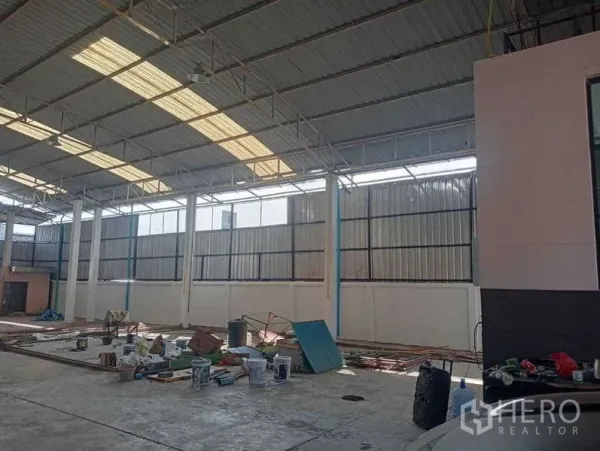货栈 出租在Lam Luk Ka, Pathum Thani - 仓库内部，高挑层高，天窗与混凝土地面