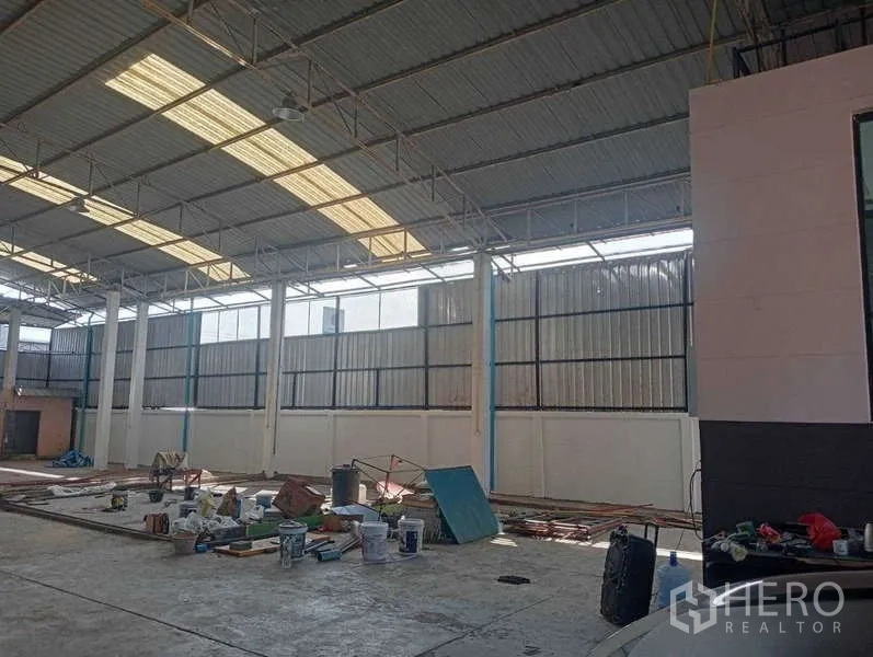 货栈 出租在Lam Luk Ka, Pathum Thani - 仓库内部，高挑层高，天窗与混凝土地面