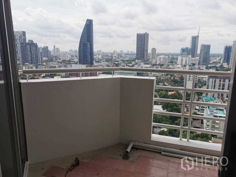 คอนโด ให้เช่า - ระเบียงชั้นสูงมองเห็นเส้นขอบฟ้าใจกลางกรุงเทพฯ