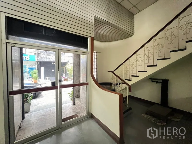 店屋 出售 - 入口大堂，推拉玻璃门与装饰楼梯