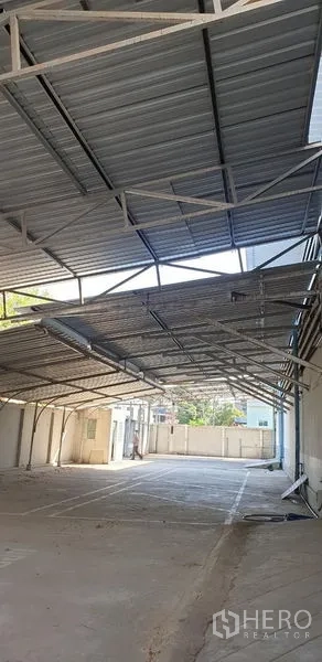 คลังสินค้า ให้เช่าในLam Luk Ka, Pathum Thani - พื้นที่จอดและโหลดสินค้าขนาดใหญ่มีหลังคาเหล็กข้างอาคารโกดัง