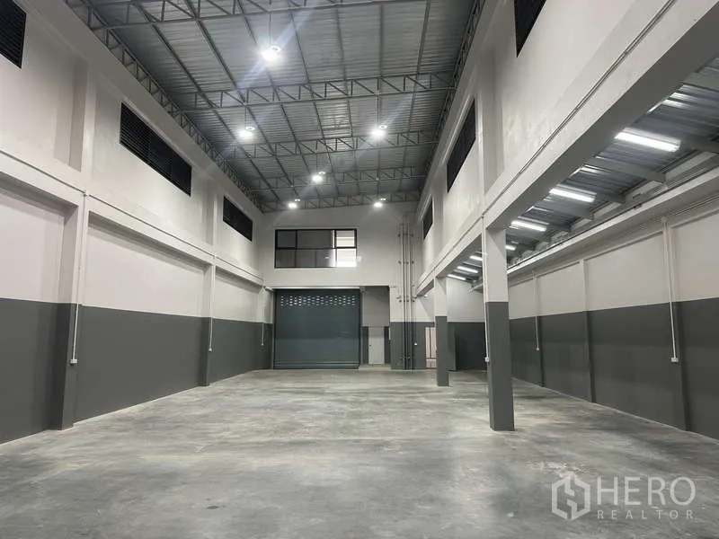工厂 出租或出售在Bang Bua Thong, Nonthaburi - 仓库朝向卷闸门与内部办公室窗户。