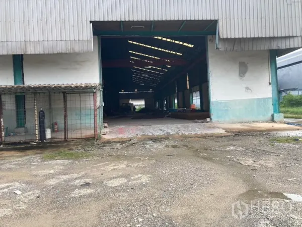 คลังสินค้า ให้เช่าในMueang Samut Sakhon, Samut Sakhon - ประตูบานเลื่อนขนาดใหญ่ เปิดสู่โกดังหลังคาสูงมีช่องรับแสง ภายในลึก