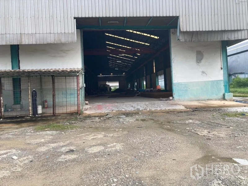 คลังสินค้า ให้เช่าในMueang Samut Sakhon, Samut Sakhon - ประตูบานเลื่อนขนาดใหญ่ เปิดสู่โกดังหลังคาสูงมีช่องรับแสง ภายในลึก