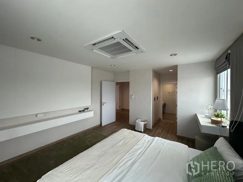 货栈 出售在Pathum Thani - 主卧另一角度，带内置书桌、入口与卫浴区，顶置空调。