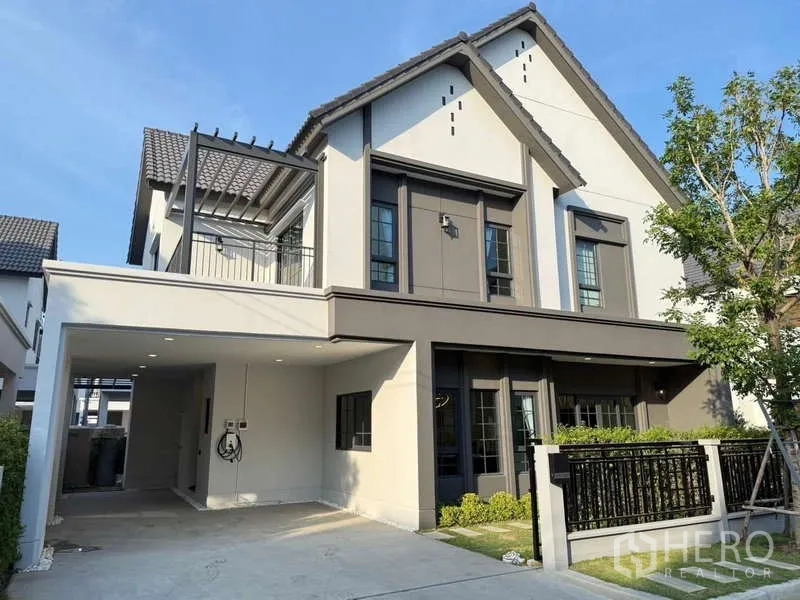 Detached House for rent in Bang Phli, Samut Prakan - Modern two-storey detached house at Centro Bangna with carport and gated front yard.