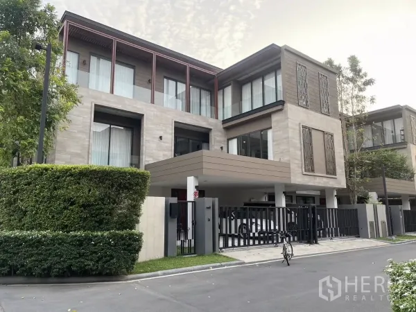 Detached House for rent or sale in Bang Kapi, Bangkok - Modern three‑storey detached house with gated driveway and covered carport in Bang Kapi, Bangkok.
