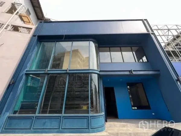 พื้นที่ขายปลีก ให้เช่าในPhaya Thai, Bangkok - อาคารพาณิชย์สูง 2 ชั้น โทนสีน้ำเงิน ด้านหน้ากระจกโค้งแบบเต็มบาน ย่านพญาไท กรุงเทพฯ