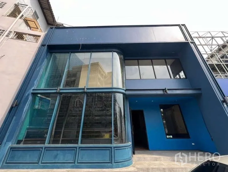 พื้นที่ขายปลีก ให้เช่าในPhaya Thai, Bangkok - อาคารพาณิชย์สูง 2 ชั้น โทนสีน้ำเงิน ด้านหน้ากระจกโค้งแบบเต็มบาน ย่านพญาไท กรุงเทพฯ