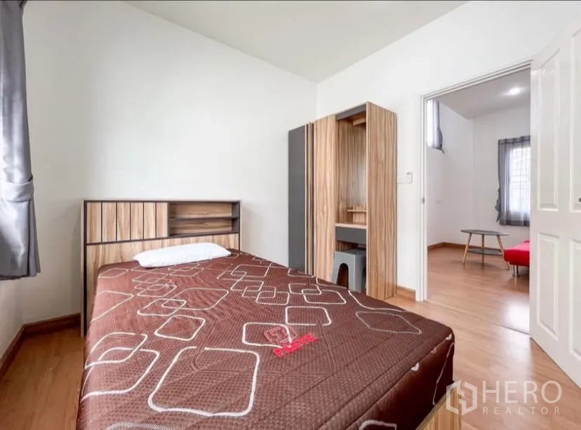 独立式住宅 出租在Chom Thong, Bangkok - 第三卧室单人床与衣柜，连接二层走廊。