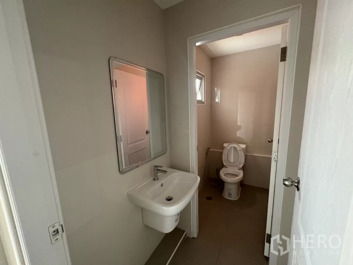 工厂 出租在Bang Phli, Samut Prakan - 办公室卫生间洗手区，配镜柜与独立坐便间。