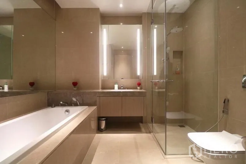 คอนโด ให้เช่าในKhlong San, Bangkok - ห้องน้ำสมัยใหม่พร้อมอ่างอาบน้ำยาว ห้องอาบน้ำกระจก โต๊ะอ่างล้างหน้าและกระจกบานใหญ่