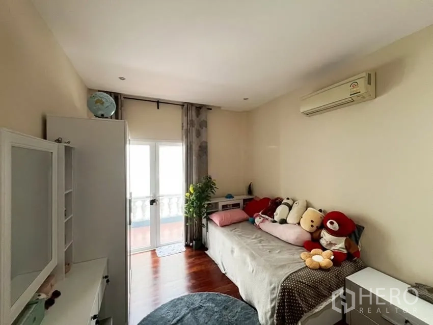 บ้านเดี่ยว for rent in Phra Khanong, Bangkok - ห้องนอนอบอุ่นมีเดย์เบด แอร์ และประตูออกไประเบียง
