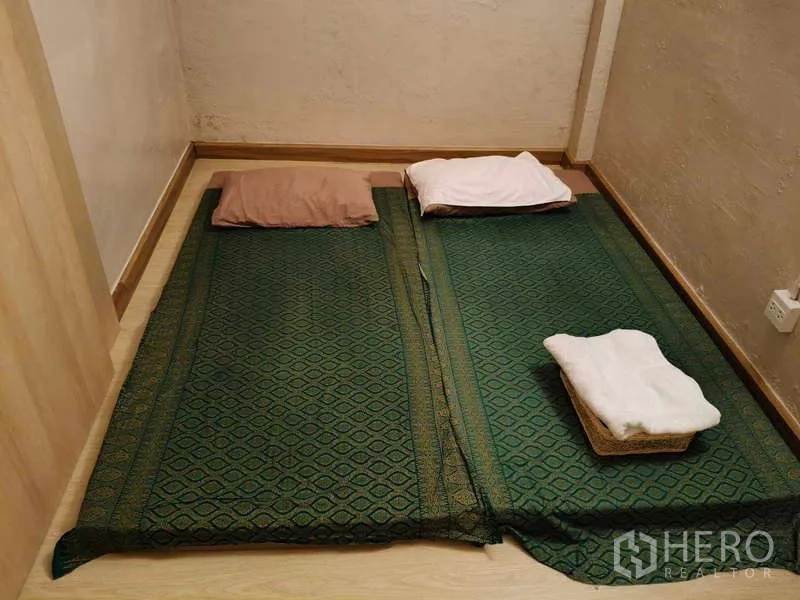 店屋 出租或出售在Watthana, Bangkok - 私密房内两张泰式地垫。