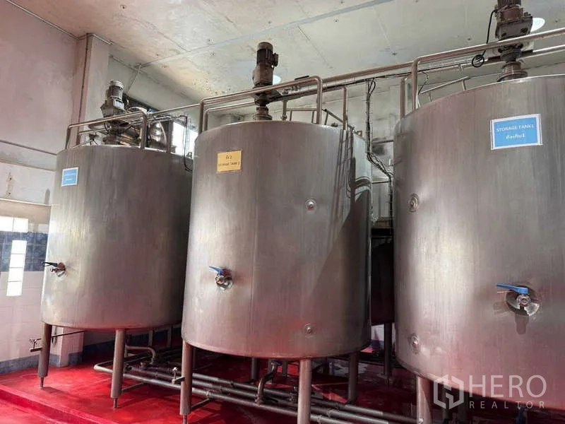工厂 出售在Samut Prakan - 多只大型不锈钢储罐带阀门的加工区。