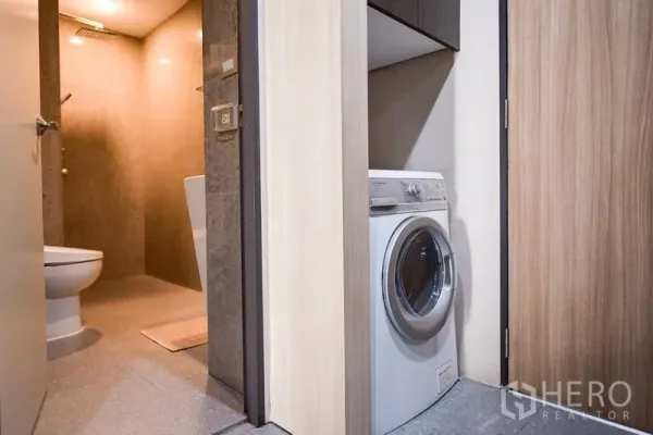 คอนโด ให้เช่าในKhlong Toei, Bangkok - ตู้ซักผ้าฝาหน้าภายในห้อง อยู่ติดกับห้องน้ำสมัยใหม่พร้อมฝักบัวเรนชาวเวอร์