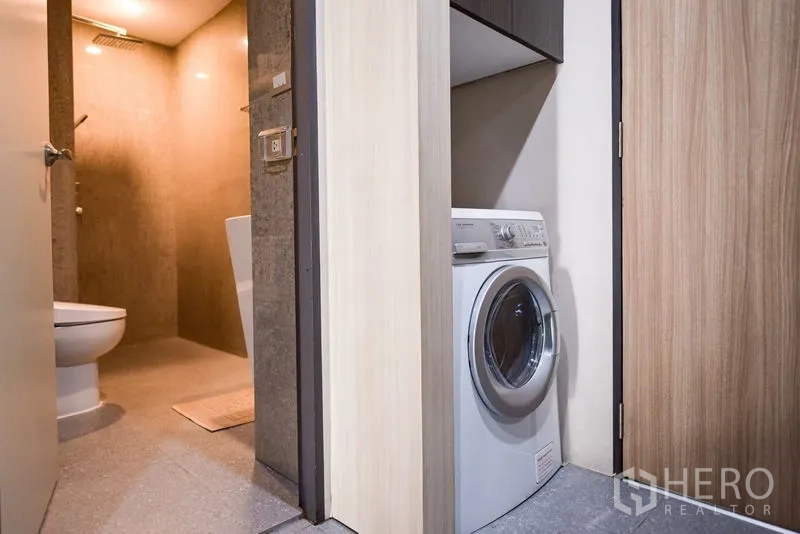 คอนโด ให้เช่าในKhlong Toei, Bangkok - ตู้ซักผ้าฝาหน้าภายในห้อง อยู่ติดกับห้องน้ำสมัยใหม่พร้อมฝักบัวเรนชาวเวอร์