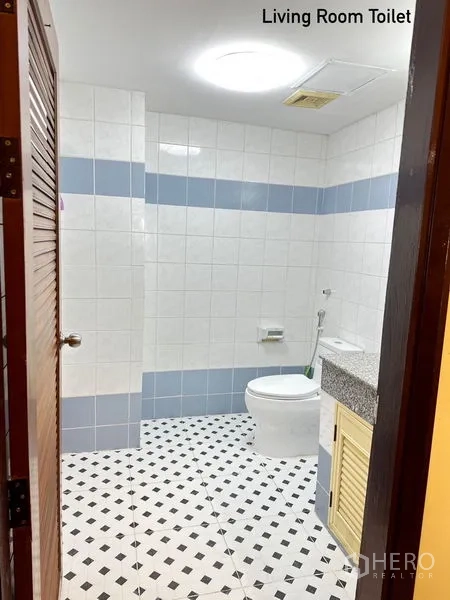 公寓 出租在Watthana, Bangkok - 客卫，配坐便器、洗手盆和蓝色装饰瓷砖