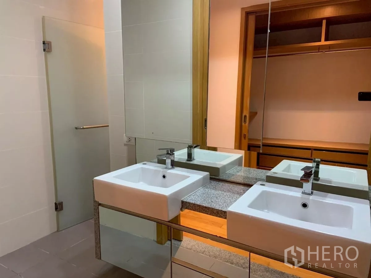 คอนโด ให้เช่าในKhlong Toei, Bangkok - ห้องน้ำอ่างล้างหน้าคู่ กระจกบานใหญ่ และประตูฝ้าขุ่น