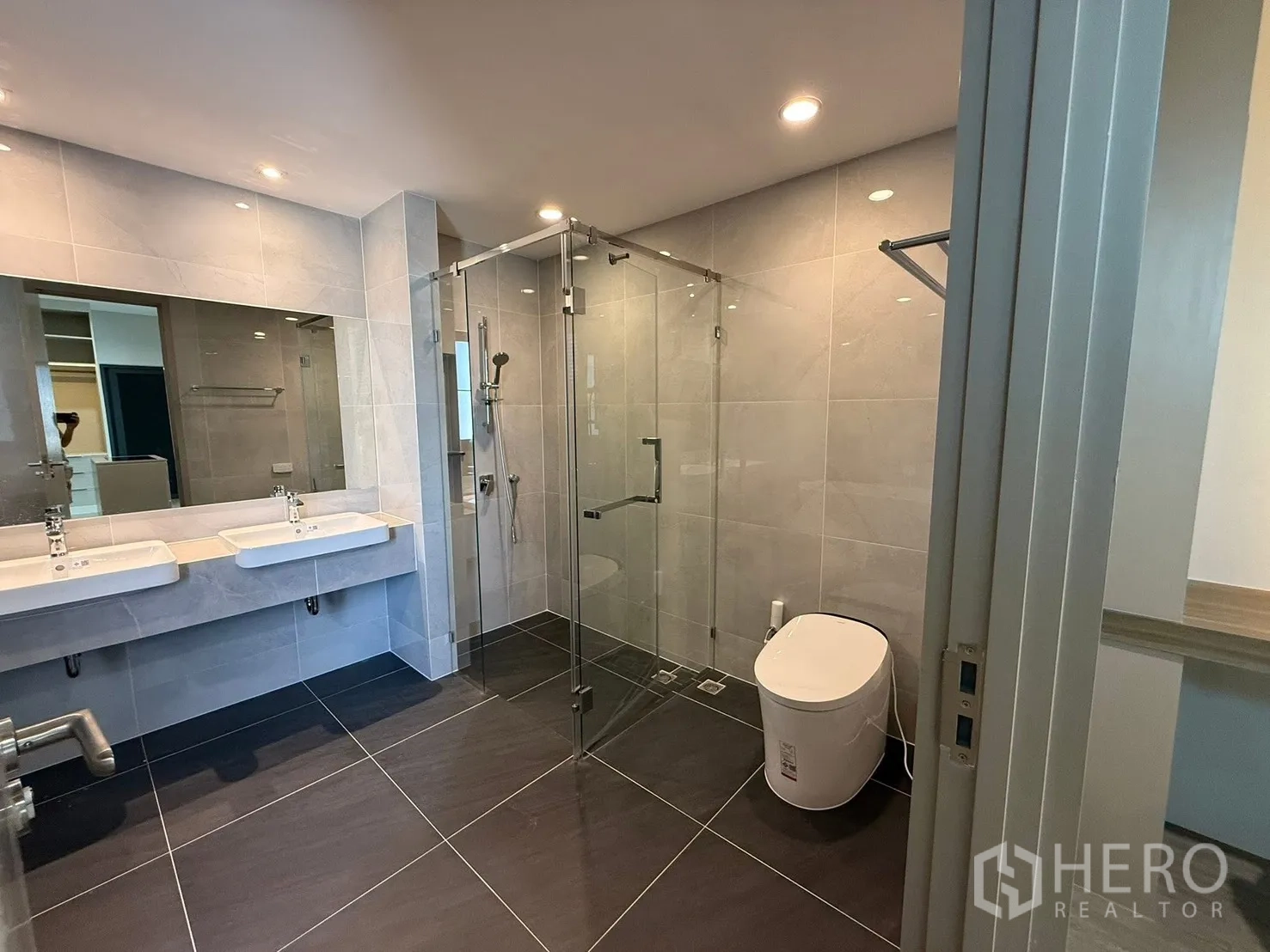 บ้านแฝด for rent in Bang Phli, Samut Prakan - ห้องน้ำกว้างพร้อมอ่างล้างหน้าคู่ กระจกบานใหญ่ ห้องอาบน้ำกระจก และโถสุขภัณฑ์สมัยใหม่