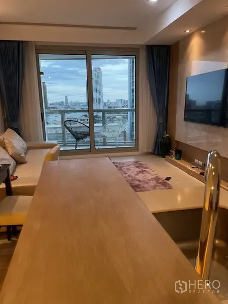 คอนโด ขายในKhlong San, Bangkok - โซนนั่งเล่นแบบโอเพ่น พร้อมโซฟาและประตูกระจกออกสู่ระเบียง มองเห็นเมืองและแม่น้ำ