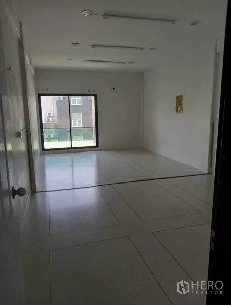 带办公室的家 出租在Chatuchak, Bangkok - 白墙会议或办公空间，嵌灯天花与阳台出入口