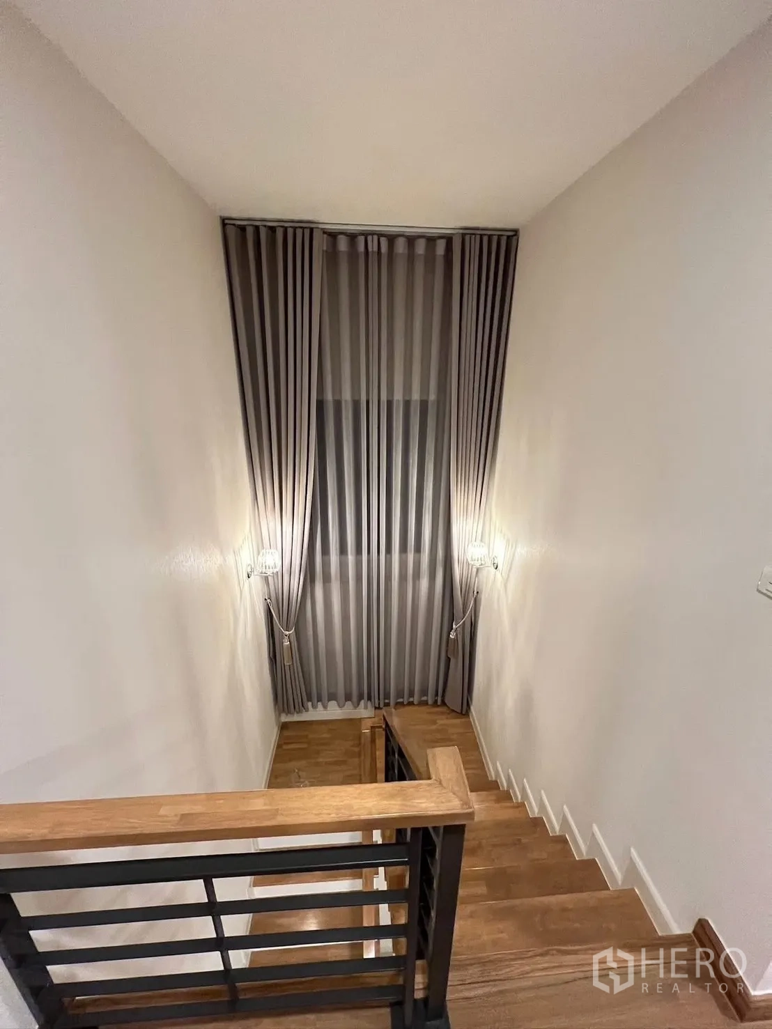 บ้านเดี่ยว for rent in Prawet, Bangkok - บันไดบ้านไม้พร้อมราวจับ และหน้าต่างสูงติดผ้าม่าน.