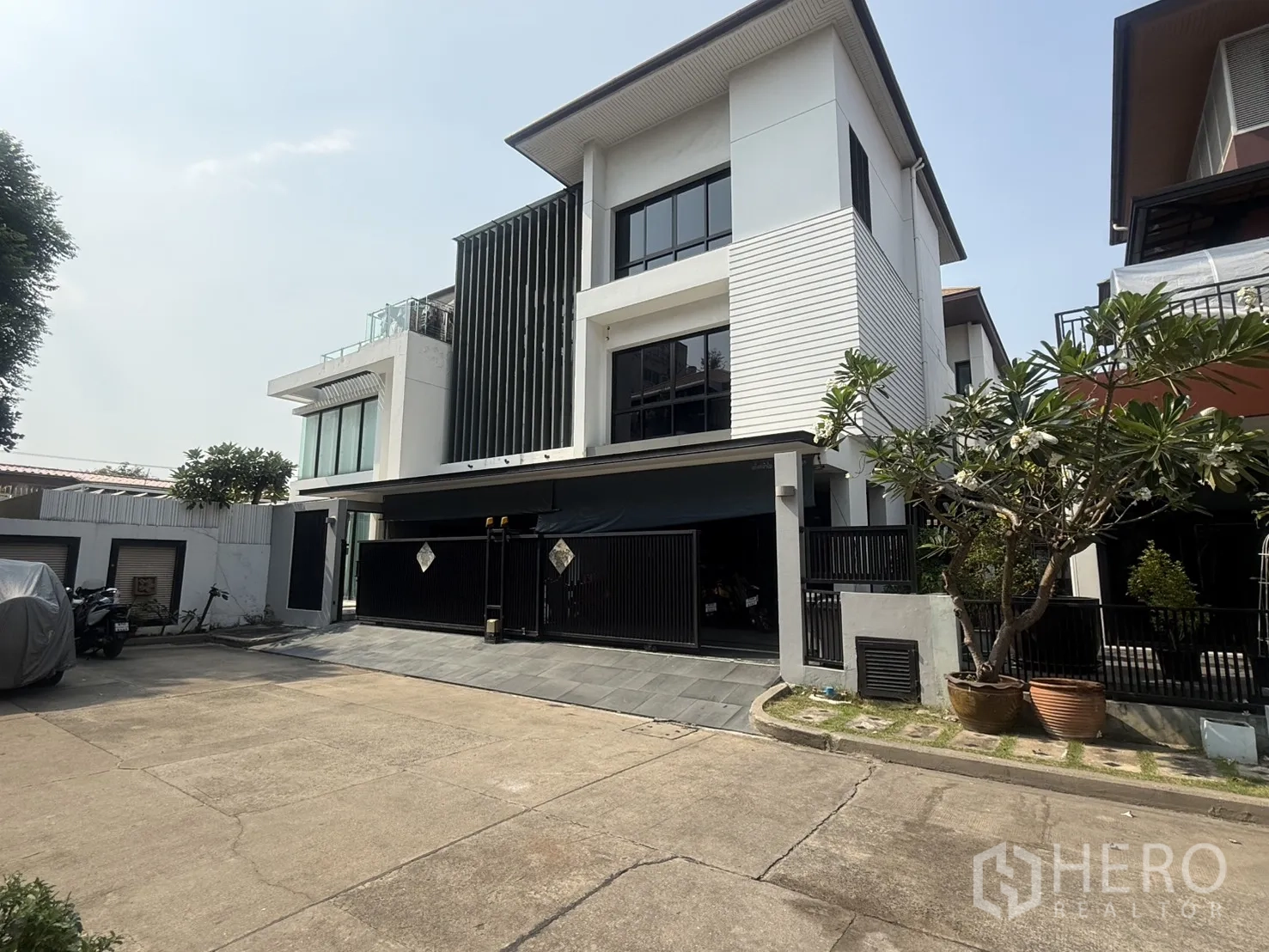 บ้านเดี่ยว for rent in Bang Kapi, Bangkok - บ้านเดี่ยว 3 ชั้น สไตล์โมเดิร์น มีประตูรั้วและที่จอดรถ ในเขตบางกะปิ
