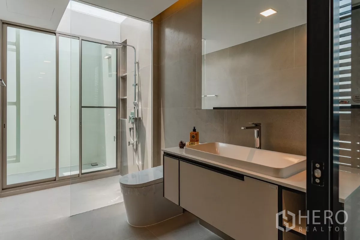 บ้าน ให้เช่าในSaphan Sung, Bangkok - ห้องน้ำโมเดิร์น พร้อมเรนชาวเวอร์ กระจกฝ้า และเคาน์เตอร์ยาว