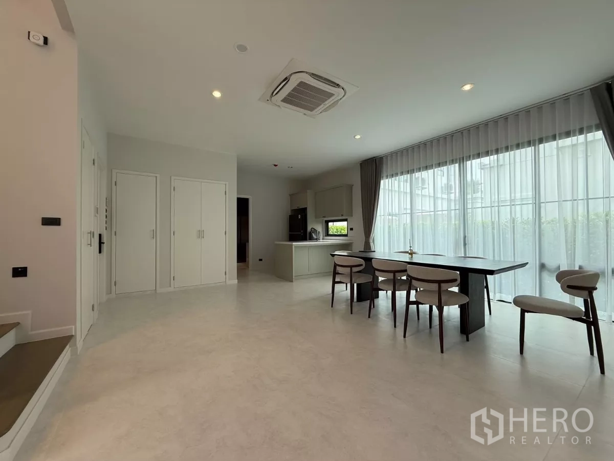 独立式住宅 出租或出售在Bang Phli, Samut Prakan - 宽敞的餐厨一体空间，带中岛、整面落地窗与内置收纳柜。