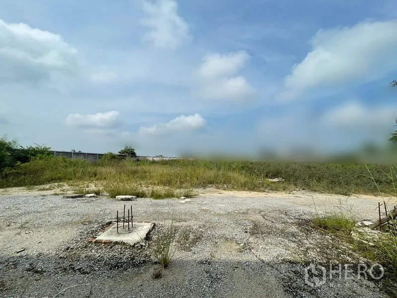 Land for sale in Sai Noi, Nonthaburi - Open 1-rai plot with grassy area and old foundations visible, ideal for building.