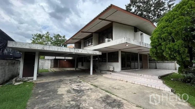 独立式住宅 出租 - 两层独栋别墅外观，带宽敞车棚与铺砖门廊