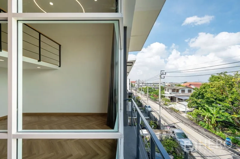 ทาวน์เฮาส์ ขายในLat Phrao, Bangkok - มุมมองระเบียงออกไปยังถนนพักอาศัย รายล้อมด้วยต้นไม้