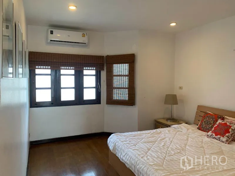 ทาวน์เฮาส์ ให้เช่าหรือขายในPhra Khanong, Bangkok - ห้องนอนอบอุ่น เตียงคู่ ม่านไม้ไผ่ ไฟฝังฝ้า และเครื่องปรับอากาศ
