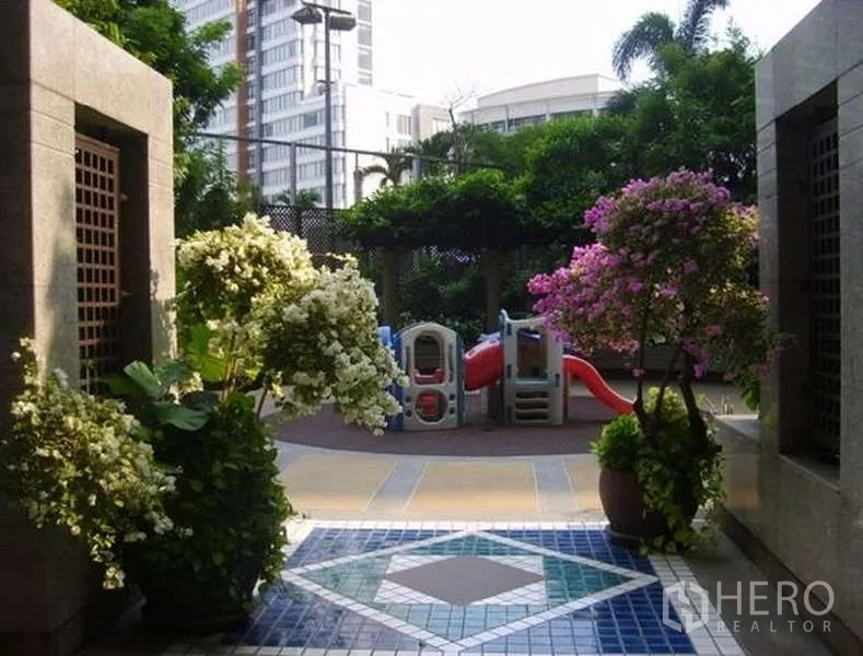 คอนโด ขายในPathum Wan, Bangkok - สวนตกแต่งพร้อมสนามเด็กเล่นและไม้ดอก