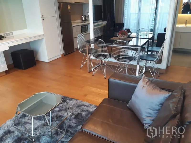 คอนโด ให้เช่าในKhlong Toei, Bangkok - โซนรับประทานอาหารเก้าอี้โลหะหกที่นั่งติดกับครัวและผนังกระจกเงา