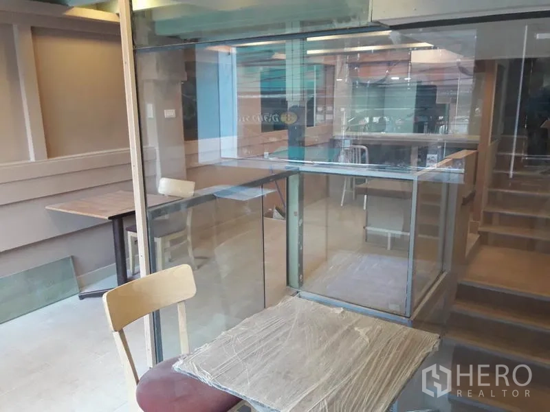 店屋 出租在Phra Nakhon, Bangkok - 玻璃隔断与小桌，旁接楼梯的开放式空间