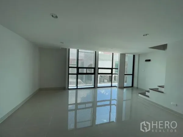 สำนักงานที่บ้าน ให้เช่าในBang Khen, Bangkok - ห้องสว่างด้วยผนังกระจกเต็มความสูงและทางขึ้นบันได