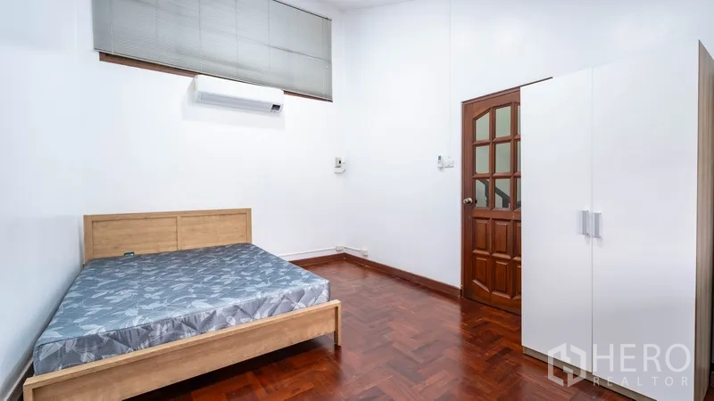 ทาวน์เฮาส์ ให้เช่าในWatthana, Bangkok - ห้องนอนเตียงคู่ เครื่องปรับอากาศ และตู้เสื้อผ้า